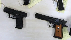 Mit Schreckschusswaffen auf der Party