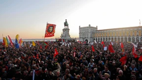 Zehntausende protestieren gegen Sparmaßnahmen