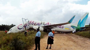 Boeing 737 auseinandergebrochen