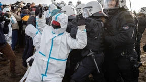 Polizei entfernt Barrikaden in Lützerath