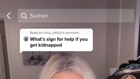 Mädchen holt Hilfe per Handzeichen