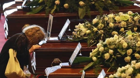 Tausende nehmen Abschied von den Opfern des Brückeneinsturzes