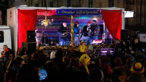 Drinnen wird gefeiert, draußen steigen Luftblasen auf