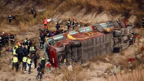 Bus stürzt Böschung hinab – mindestens 14 Tote