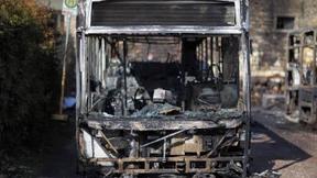 Mehrere Busse in Depot ausgebrannt: Zwei Verletzte