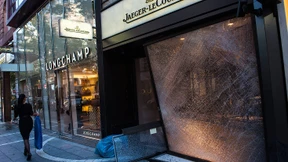 Diebe fahren mit Auto ins Schaufenster