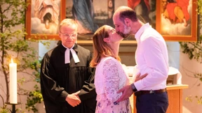 Nach dem Rasenmähen zum Altar