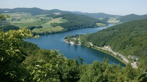 Fahrer stürzt mit Auto in den Diemelsee und stirbt