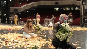 Zwischen BH und Anzug