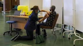 Bouffier hofft auf erste Impfungen zu Heiligabend