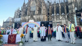 Segnungsgottesdienst für queere Paare vor dem Kölner Dom
