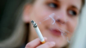 Rauchen schadet Frauen viel mehr als Männern