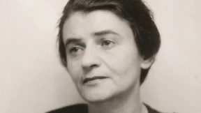 Sie setzte ihre Figuren auf Nebengleise des Lebens