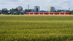 Zug rollt über schlafenden Fünfzehnjährigen