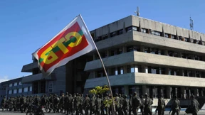 Polizisten beenden Besetzung des Parlaments