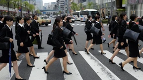Kinder wie Basketbälle