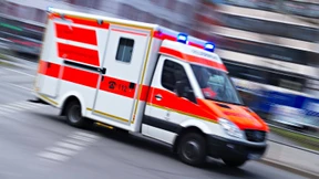 Rollerfahrer beißt sich bei Unfall die Zunge ab