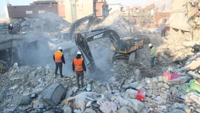 Berichte über lebendig Geborgene nach 198 Stunden unter Trümmern