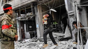 Berichte von Ladenplünderungen durch protürkische Kämpfer