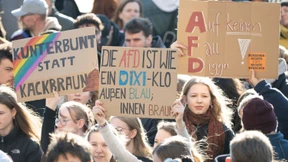 Demokratien weltweit stärker unter Druck