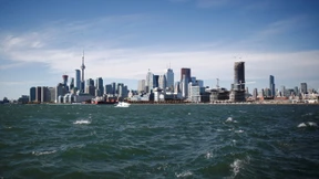 Acht Mädchen töten einen Obdachlosen