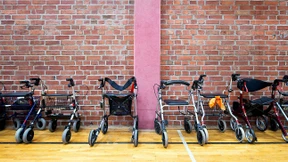 Schnell noch den Rollator in die Wohnung stellen