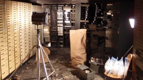 Opfer des Tunnelraubs demonstrieren vor Bank