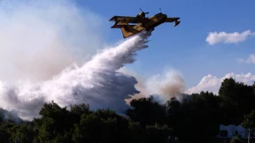 Feuerwehr kämpft gegen Waldbrand in Griechenland