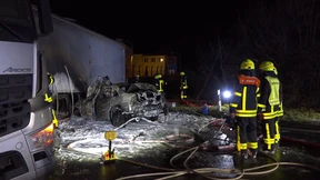 Lastwagenfahrer rettet Schwerverletzte aus brennendem Auto