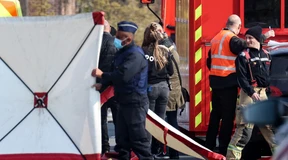 Auto rast in Karnevalsumzug