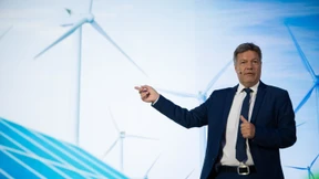 Wie Habeck Investoren für die Energiewende sucht