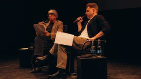 Eine Tierhaut auf den geschorenen Kopf gezogen