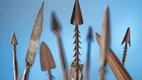 Wie kamen die Kameruner Speere nach Hessen?