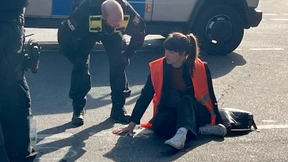 Klimaaktivistin Hinrichs klebt sich wieder fest