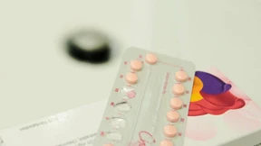 Junge misstrauen der Pille