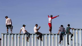 Erste Migranten erklimmen Grenzzaun zu Amerika