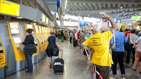 Demonstranten suchen Schlaf im Flughafen-Terminal