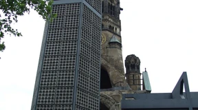 Gebrochener Fingerzeig am Berliner Himmel