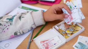 Achtjähriger will mit Spielgeld zahlen – Hausdurchsuchung