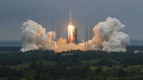 Trümmer einer chinesischen Rakete sinken unkontrolliert ab