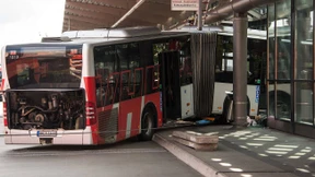 Bus kracht in Hamburger S-Bahnhof