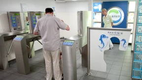 Mann lässt Handtasche mit 26.000 Euro auf Toilette liegen