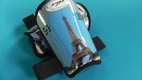 Den Eiffelturm am Bein