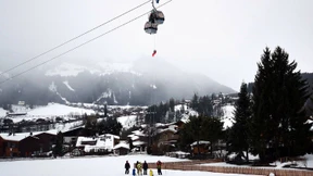 Skisportler in Seilbahn gefangen