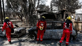Behörden inspizieren Feuer-Schäden