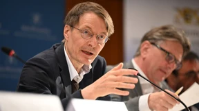 Rauchverbot in Autos, wenn Kinder und Schwangere mitfahren