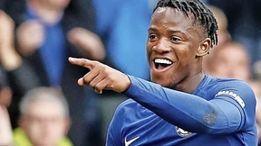 Schräger Vogel unter Adlern