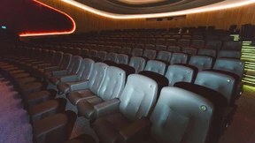 Der alte Kampf um die Armlehne