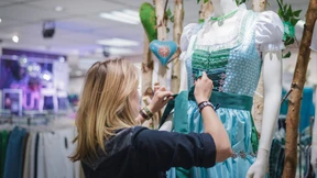 Mit Skelett und Dampfbügler