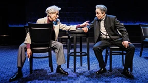 Der Ober im Kleid singt ein Countertenor-Solo